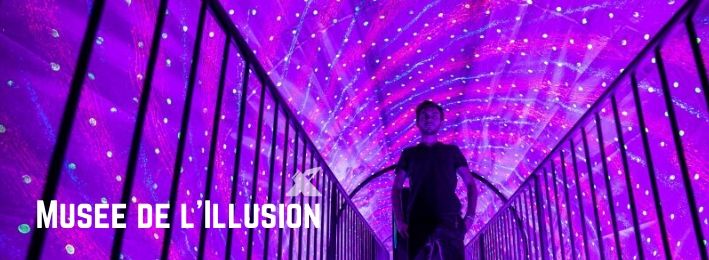 homme sur un pont, projections violettes au fond