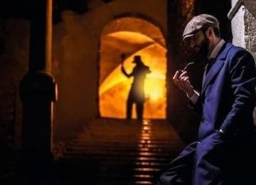 HOMME FUMANT LA PIPE DANS DES ESCALIERS