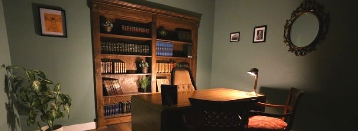bureau boisé avec bibliothèque remplie de livres