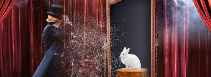 magicien et lapin blanc sur une scène