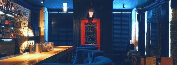 intérieur du bar little red door à Paris