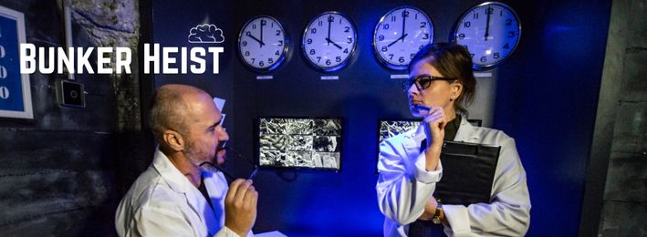 2 scientifiques se discutent dans un labo