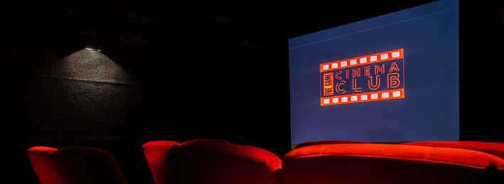 intérieur d'un cinéma, vue sur l'écran