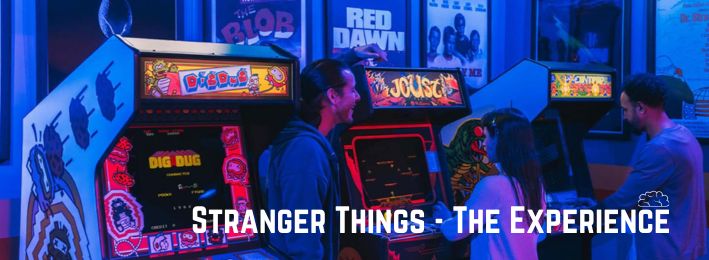 stranger things 3 personnes devant des bornes d'arcade